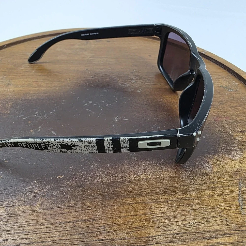 Oakley Holbrook Sunglasses Mens 55-18-137 Black Gray Tinted Patriotic OO9102-96